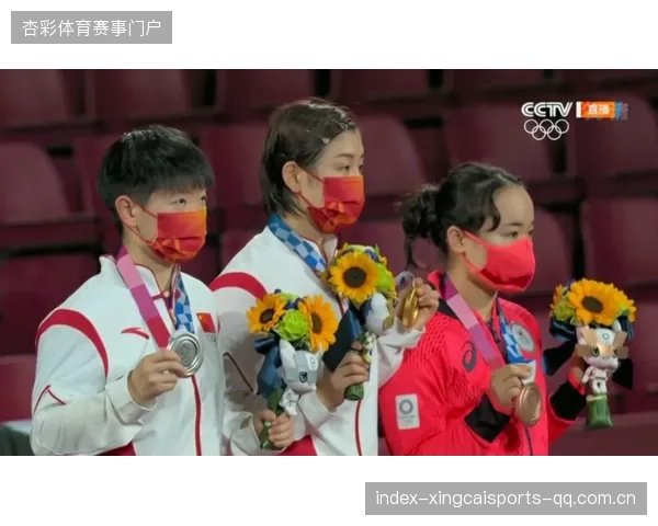 大宝晒与毛伟杰合影：偶遇大连太子，祝国家队球员早日康复——球迷心中的“神秘太子”背后的故事